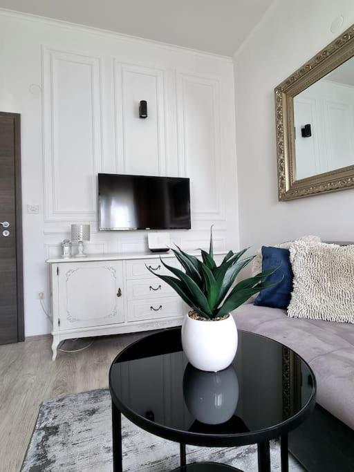 Adora Apartment *