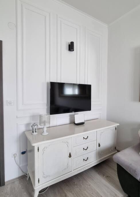 Adora Apartment *